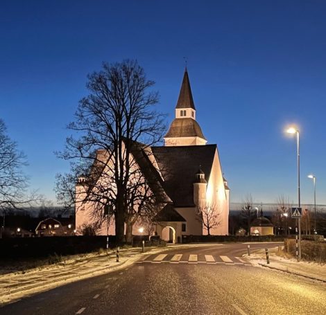 Sorunda kyrka fotograferad från nordost i kvällsljus.