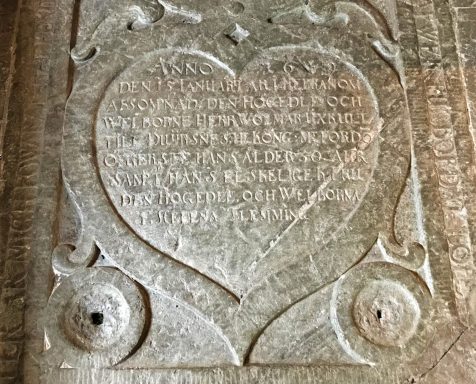 En gravhäll med ett hjärta på, efter Wollmar Yxkull och Helena Fleming i Ösmo kyrka.