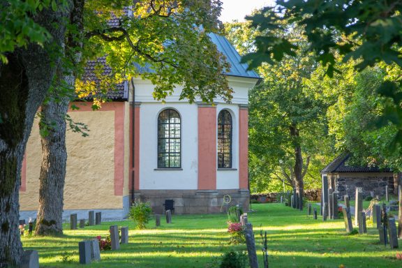 Det Törnflychtska koret är en tillbyggnad på den östra sidan av Ösmo kyrka som invigdes 1717.